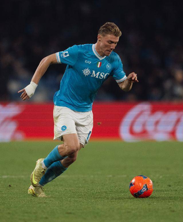 曼联弃将独造2球，AC米兰0-2那不勒斯无缘卫冕，意甲单线争冠